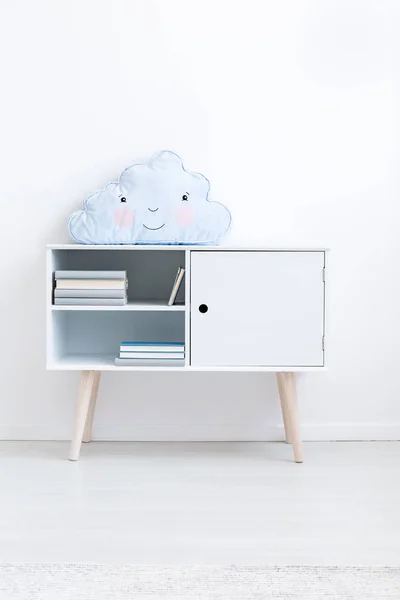 Голубая облачная подушка на шкафу — стоковое фото
