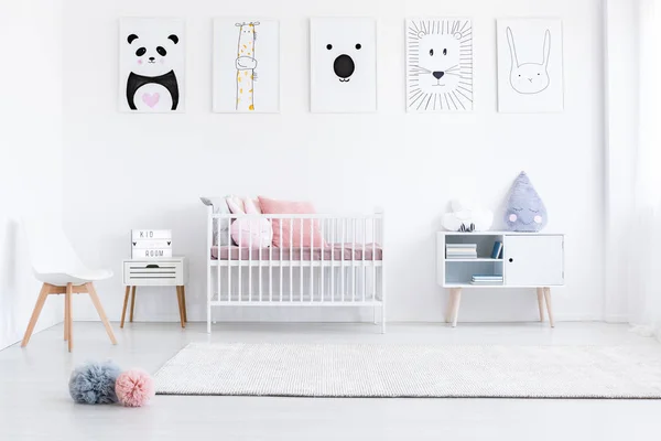 Dormitorio de niña con almohadas rosadas —  Fotos de Stock