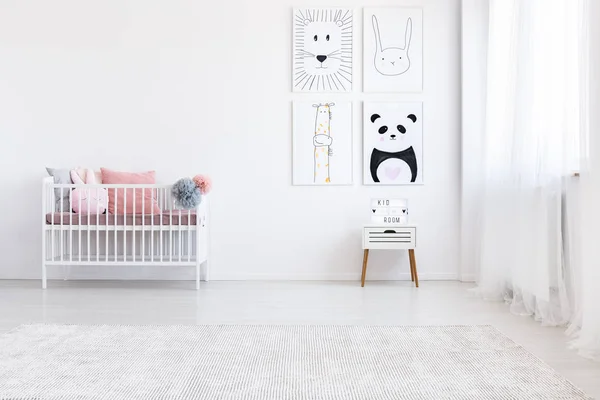 Disegno panda nella camera da letto della ragazza — Foto Stock
