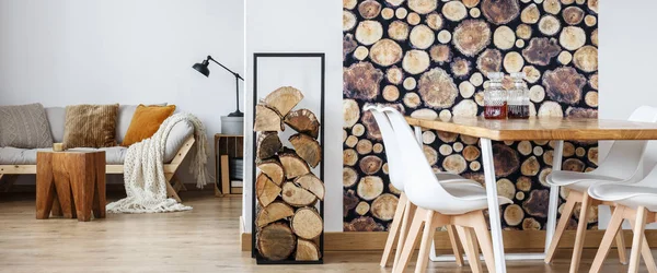 Yakacak odun ile yemek odası