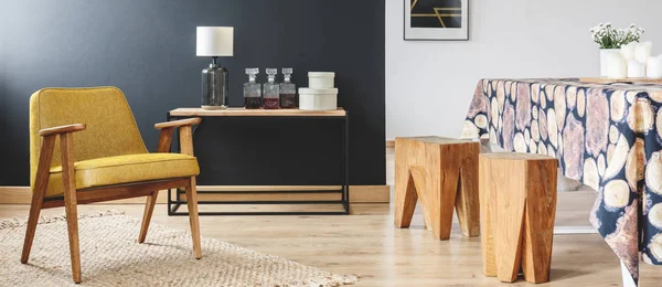 Yemek odası ile ahşap tabureler