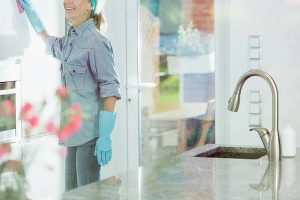 Femme faisant des tâches de nettoyage de maison — Photo