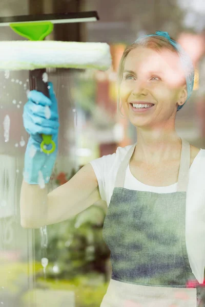 Hausfrau wäscht Fenster mit Rakel — Stockfoto