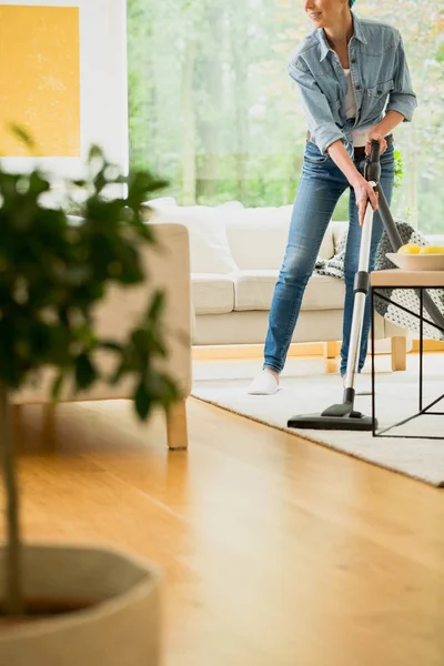 Alfombra de limpieza mujer en casa — Foto de Stock