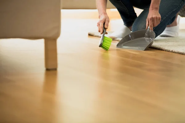 Person using brush and dustpan — Stock Photo, Image