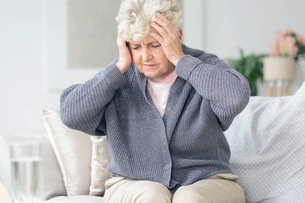 Donna anziana con mal di testa emicrania — Foto Stock