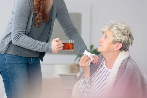 Het verzorgen van de zieke grootmoeder — Stockfoto