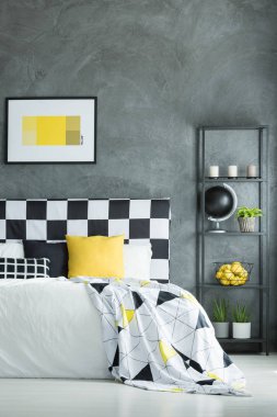 İle damalı yatak başı yatak