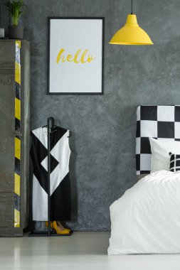 Siyah ve beyaz elbise yatak odasında