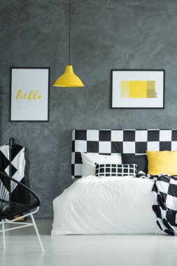 Sarı posterler tasarım yatak odası