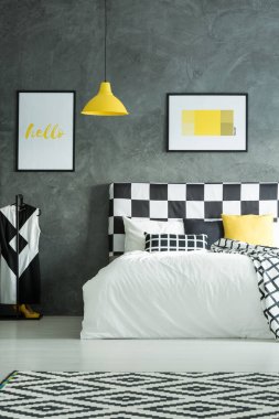 Karanlık yatak odasında geometrik halı