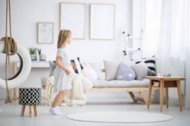 Hatta asılı beyaz lastik