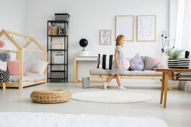 Beyaz masa üzerinde siyah Küre