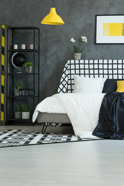 Contrast slaapkamer met gele lamp — Stockfoto