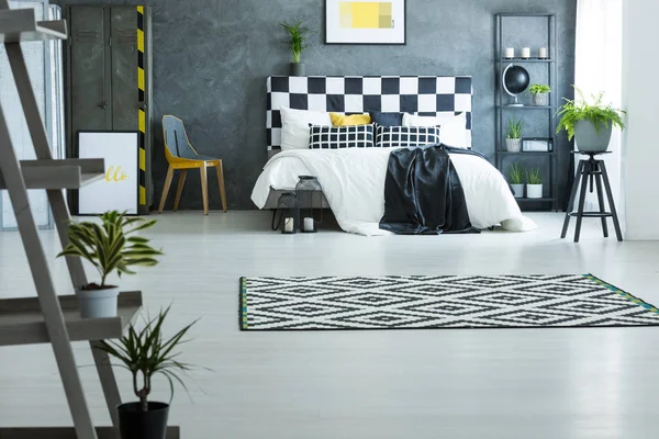 Dormitorio de estilo escandinavo con plantas — Foto de Stock