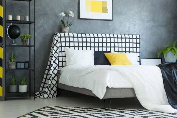 Skandinavisches Schlafzimmer mit weißer Orchidee — Stockfoto