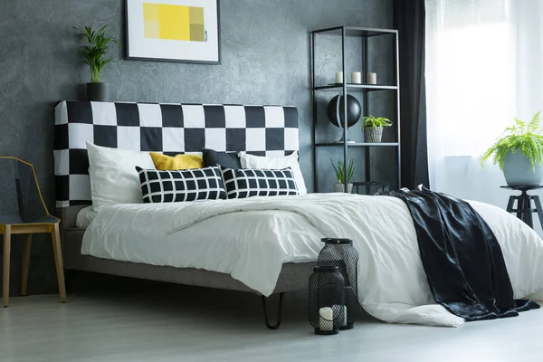 Самый контрастный цвет двуспальная кровать — стоковое фото
