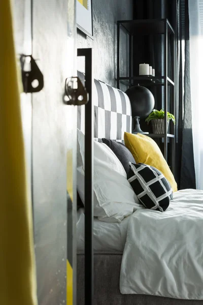 Almohada blanca y negra en la cama — Foto de Stock