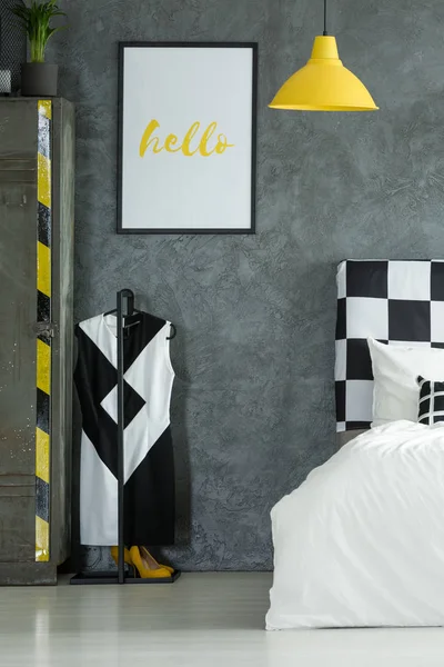 Vestido blanco y negro en el dormitorio — Foto de Stock