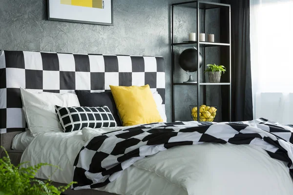 Odada mevcut yataklar kullanılıyorsa siyah ve beyaz desenli — Stok fotoğraf