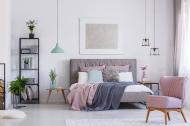 Çok güzel yatak odasında pembe sandalye 
