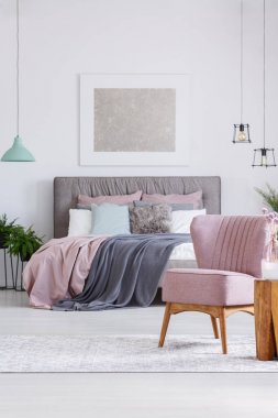 Sandalye ile benzersiz pastel Oda