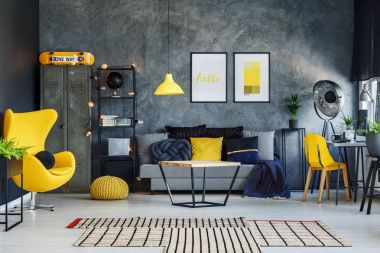 Gri Divan sarı yastık