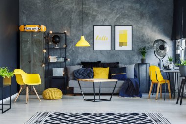 Turuncu kaykay oturma odasında