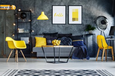 Sarı sandalye oturma odasında