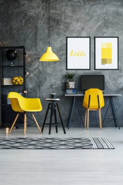 Dışkı ile şık ev ofis