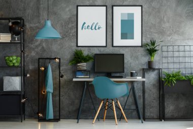 Freelancer'ın office mavi sandalye ile