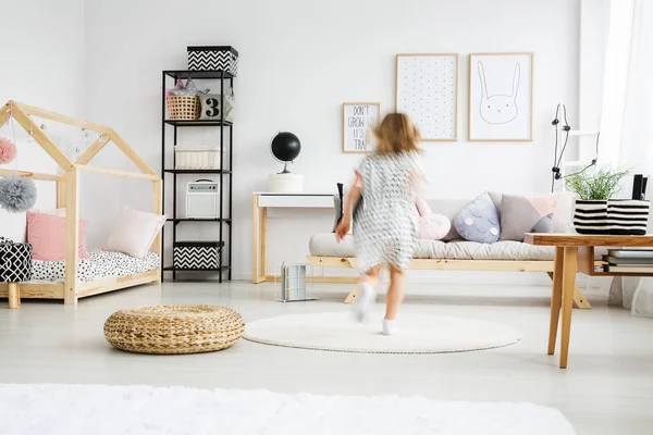 Drewniane biurko w pokoju dziecka — Zdjęcie stockowe