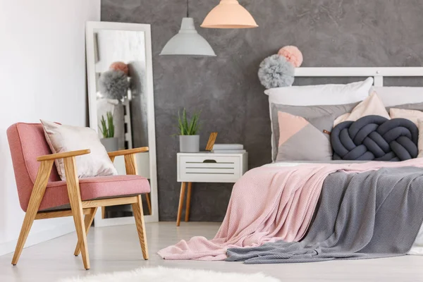 Roze stoel in slaapkamer van de meisjes — Stockfoto