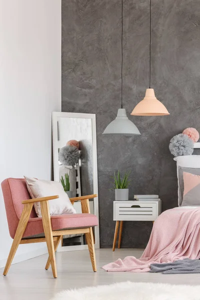 Винтажный розовый стул в спальне — стоковое фото