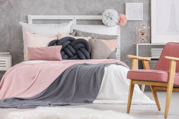 柔らかい色敷布付きベッドします。 — ストック写真