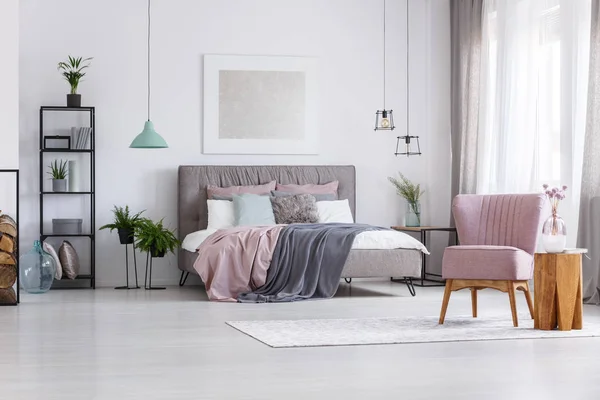 Vrouw slaapkamer met pastel accenten — Stockfoto