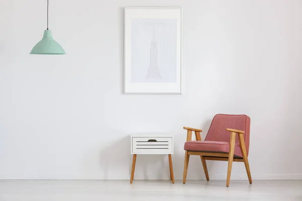Kamer met ouderwetse roze stoel — Stockfoto