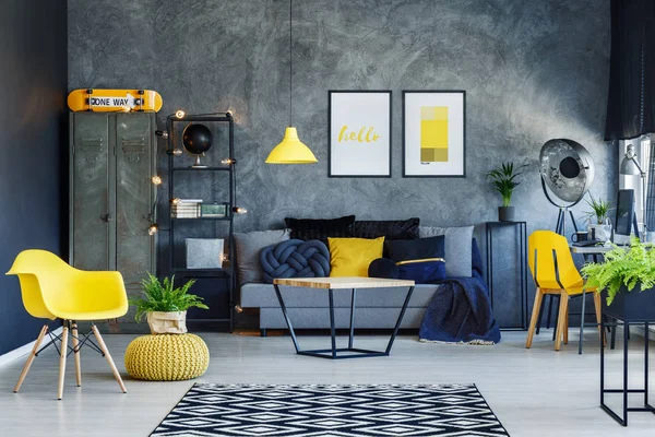 Obývací pokoj s žlutým Taburet — Stock fotografie