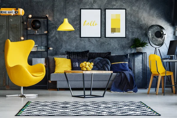 Жовті меблі у вітальні — стокове фото