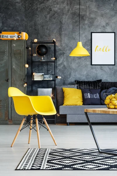 青少年的房间与黄色的椅子 — 图库照片