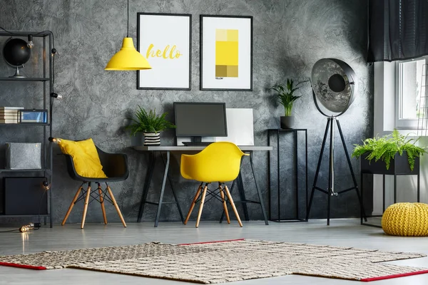 Elegante oficina en casa con silla —  Fotos de Stock