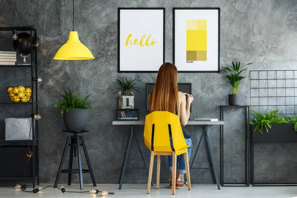 Espace de travail avec accessoires jaunes — Photo