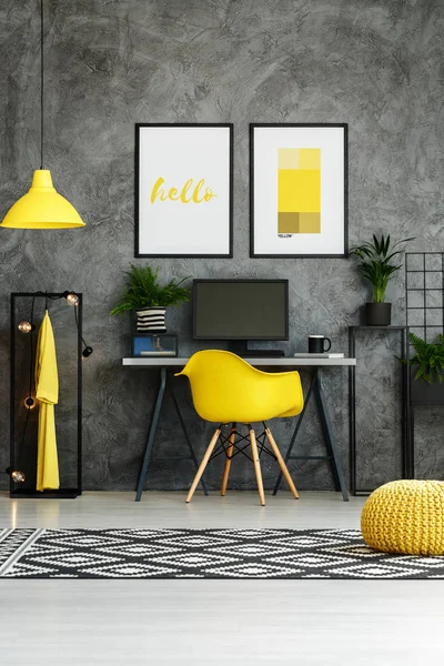 Hipster espacio de trabajo con equipo amarillo —  Fotos de Stock