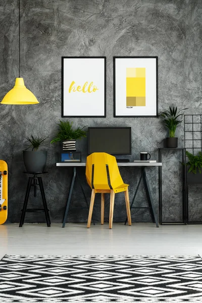 工作区与黄色的椅子 — 图库照片
