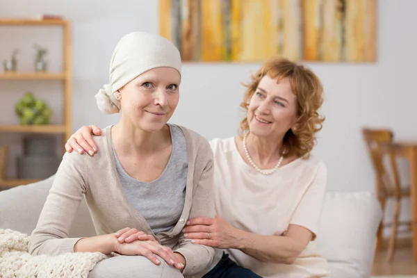 Виживання від раку, що сидить на дивані — стокове фото