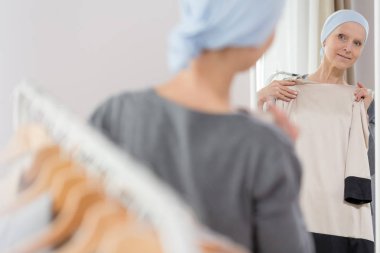 Kıyafetlere kanser hastası