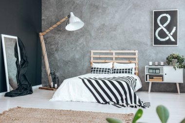 Yataktan düşen battaniye