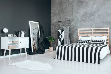 Testiler dolap üzerinde