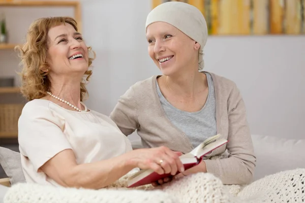 Woman reading book to patient — Stock Photo, Image