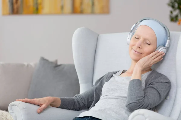 Frau mit Krebs im Sessel — Stockfoto